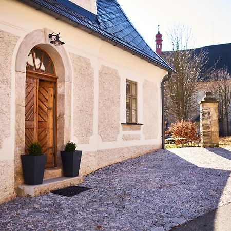 Baroque Chaplain House Kaplanka 1796 A. D. - Historical Luxury Apts In Bohemian Paradise Zelezny Brod Bagian luar foto