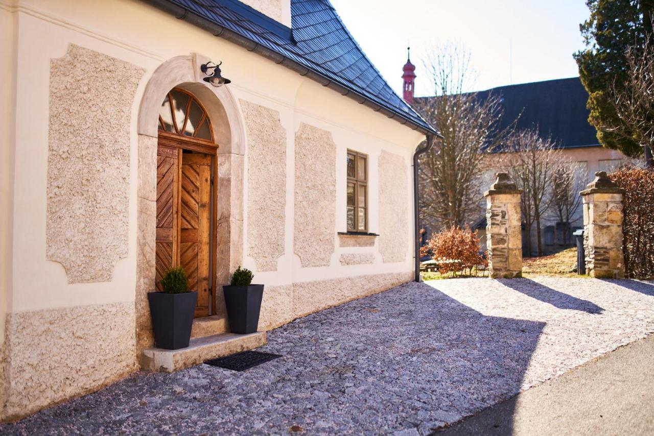 Baroque Chaplain House Kaplanka 1796 A. D. - Historical Luxury Apts In Bohemian Paradise Zelezny Brod Bagian luar foto